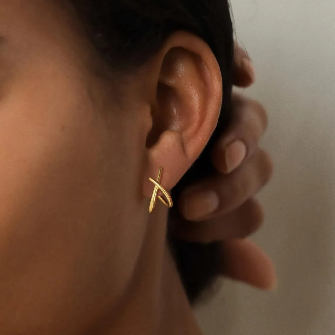 CAROVO Gold Earrings for Women 14K Gold/Silver Stud Earrings Dainty Minimalist Earrings Trendy Hypoallergenic Earrings for Women Men