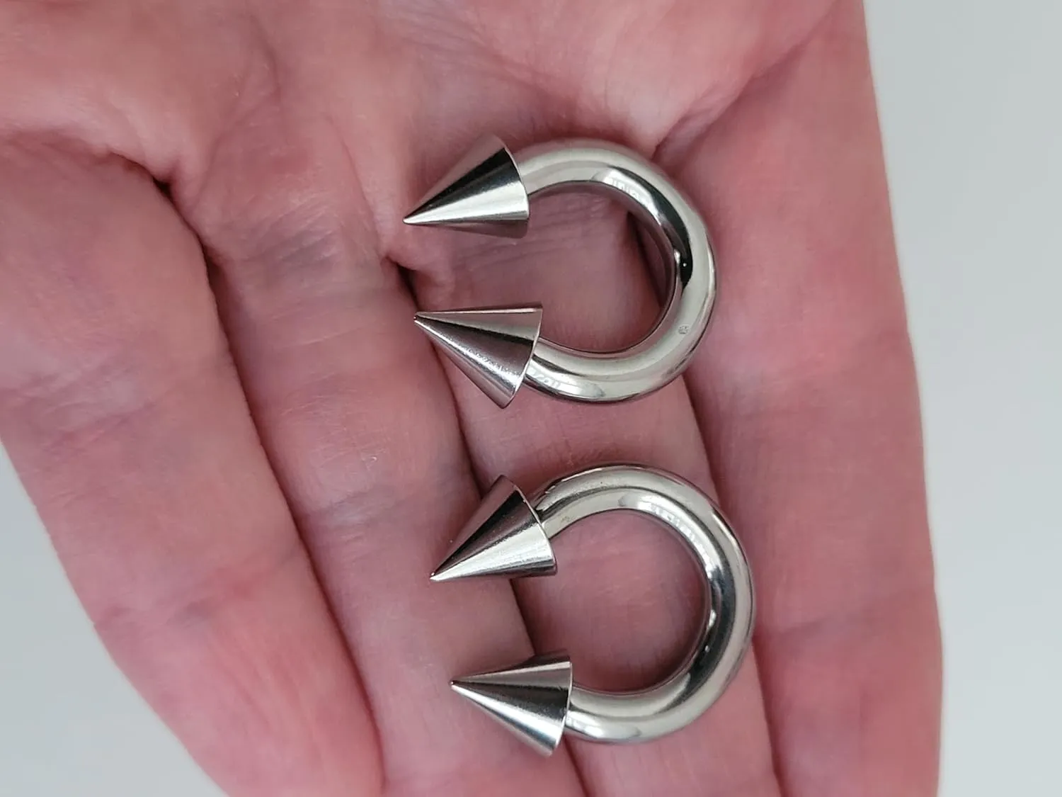 Pair 2g-14g Big Gauges Silver Cone Spike Horeshoe Septum Pincher Ring Stretching Ear Plugs Tapers nose Gauges 2g 4g 6g 8g 10g 12g 14g gauge