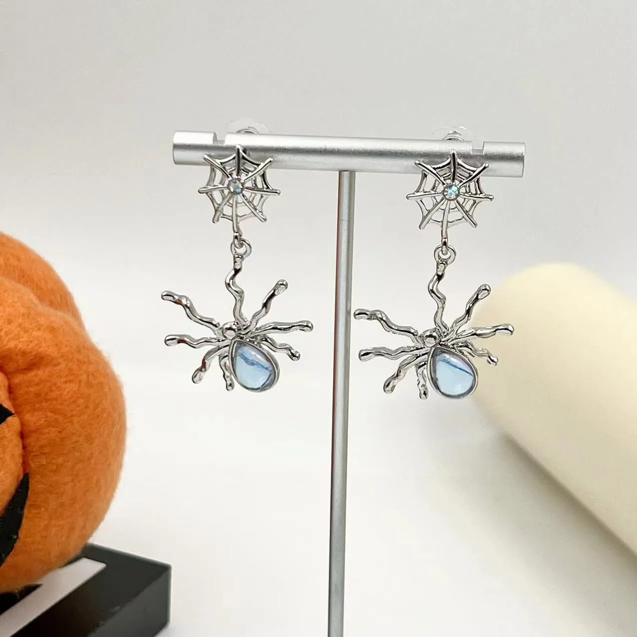 Vintage Black Gothic Spider Earrings Halloween Red Crystal Spider Drop Dangle Earrings Punk Style Cross Spider Earrings Reptile Animal Jewelry for Women